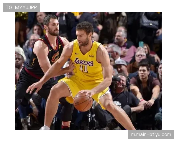 雄鹿大洛佩斯年龄与移动速度 内线换防外线能力面临严峻考验 雄鹿大洛佩斯年龄与移动速度 内线换防外线能力面临严峻考验